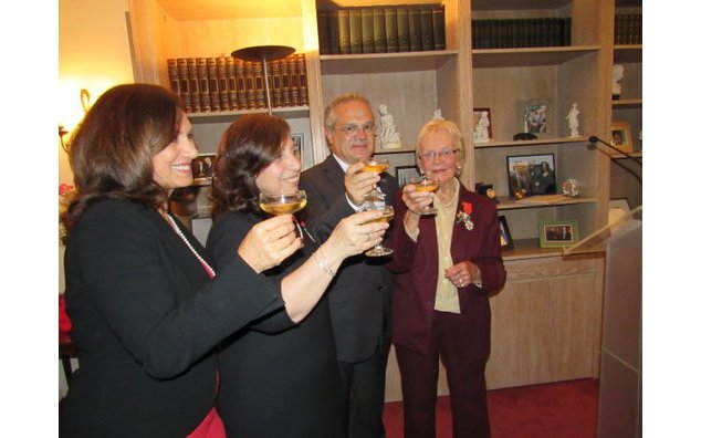 Mmes Cristina Itté, Ana Olivera et Belela Herrera avec l'Ambassadeur de France Sylvain Itté